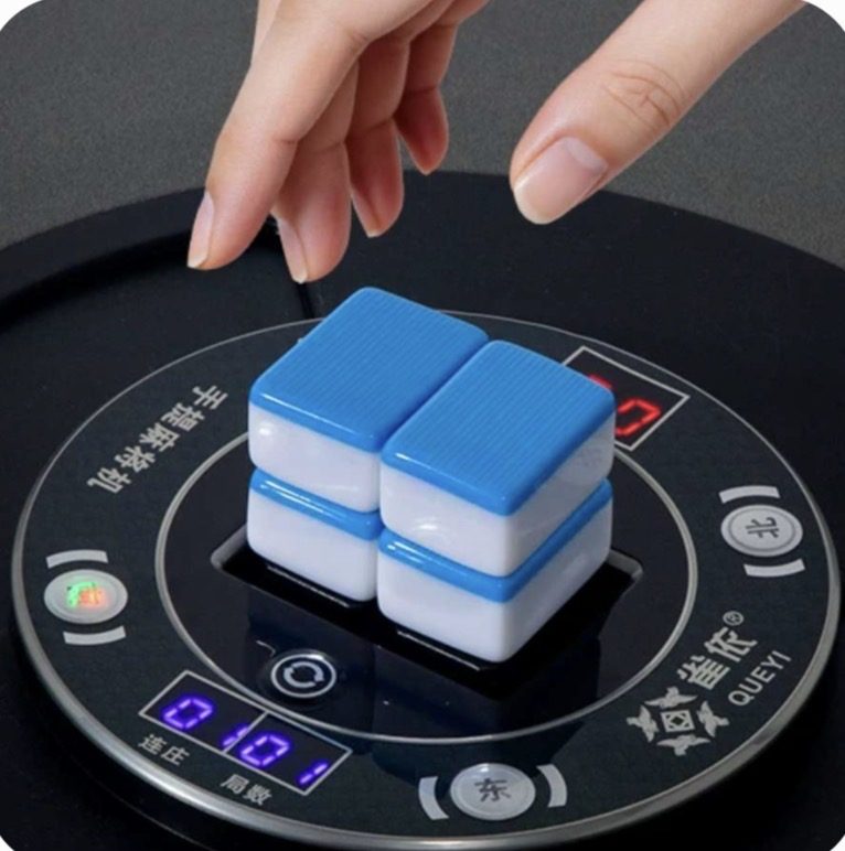 Mesin mengeluarkan tile yang sudah tersusun